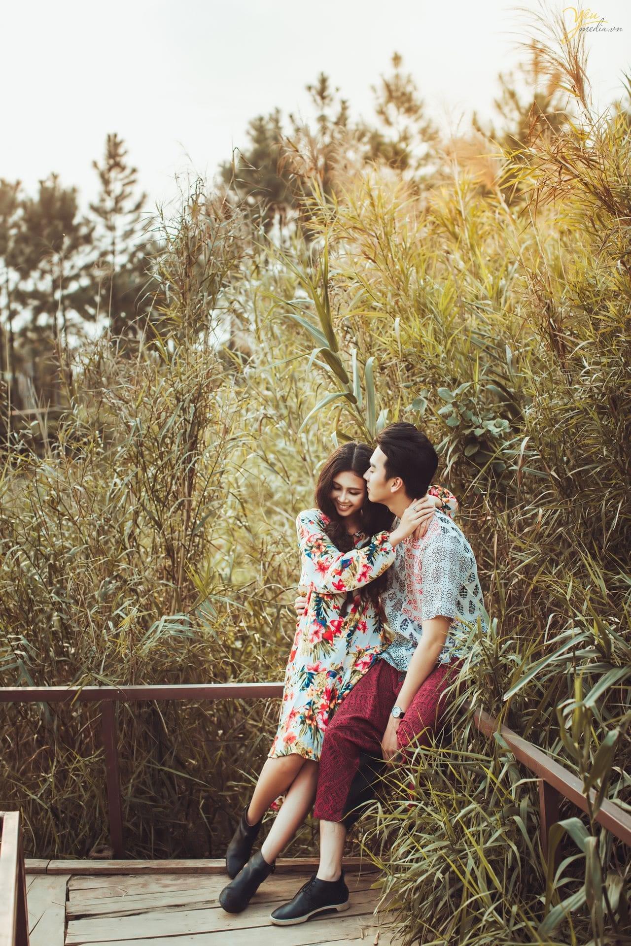 cô dâu quàng tay ôm cổ chú rể tình tứ