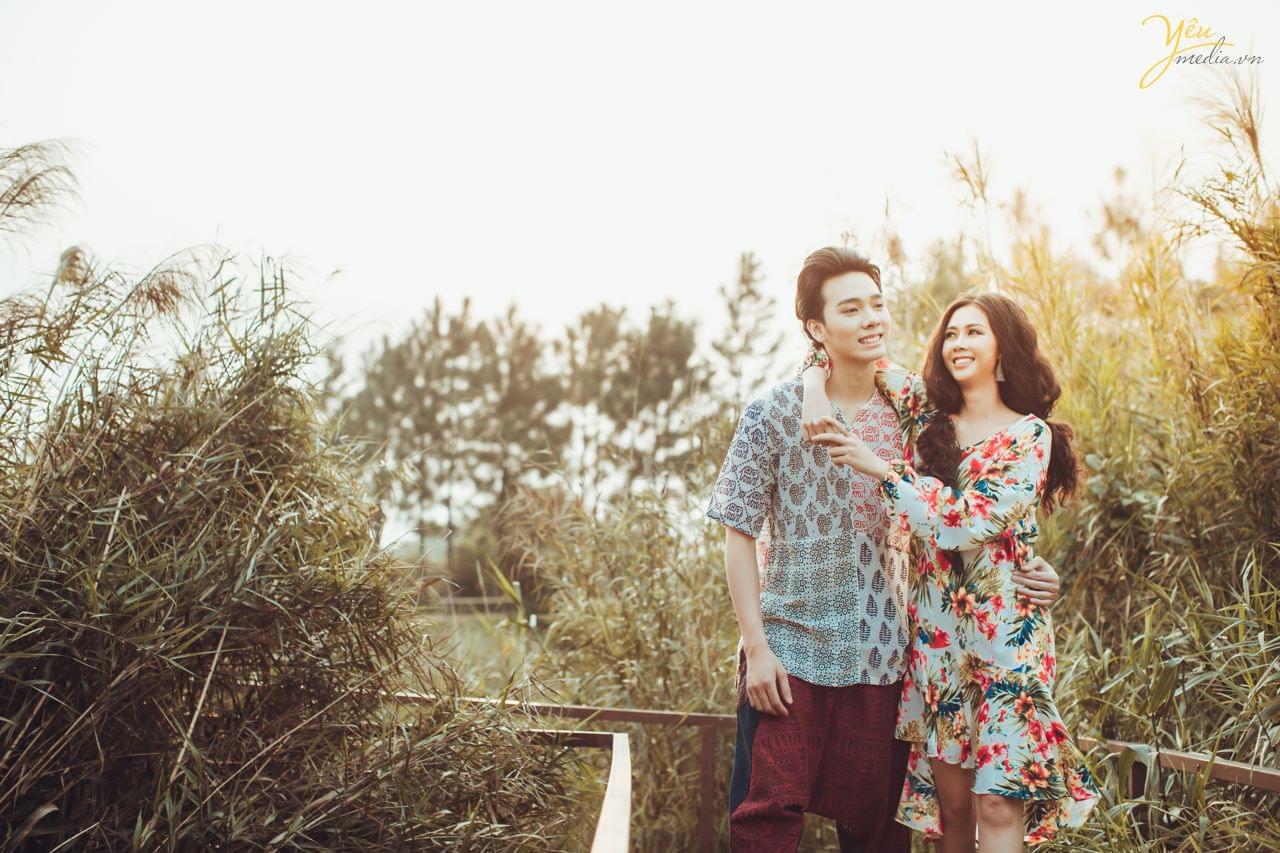 cô dâu chú rẻ vui vẻ khoác vai cùng đi