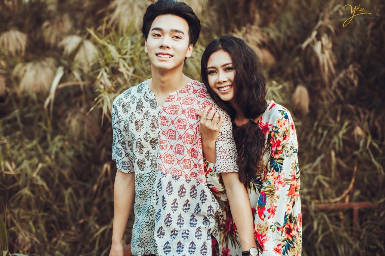 cô dâu khoác tay chú rể tình cảm nói cười tự nhiên