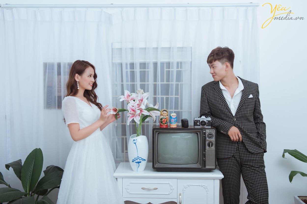Tuấn Tú Studio là 1 phim trường mini trong nhà mang phong cách Hoàng gia, diện tích hơn 200m2, hiện là 1 trong những phim trường mini hot và độc đáo nhất tại Hà Nội với rất nhiều những concept chụp độc đáo, mới lạ.