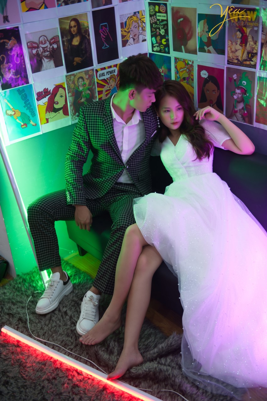 Tuấn Tú Studio là 1 phim trường mini trong nhà mang phong cách Hoàng gia, diện tích hơn 200m2, hiện là 1 trong những phim trường mini hot và độc đáo nhất tại Hà Nội với rất nhiều những concept chụp độc đáo, mới lạ.