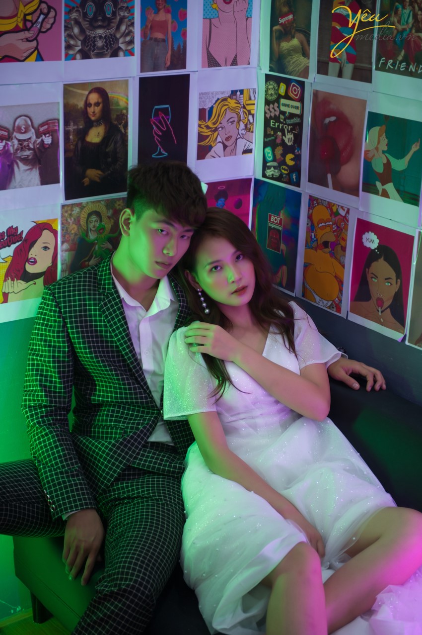 Tuấn Tú Studio là 1 phim trường mini trong nhà mang phong cách Hoàng gia, diện tích hơn 200m2, hiện là 1 trong những phim trường mini hot và độc đáo nhất tại Hà Nội với rất nhiều những concept chụp độc đáo, mới lạ.