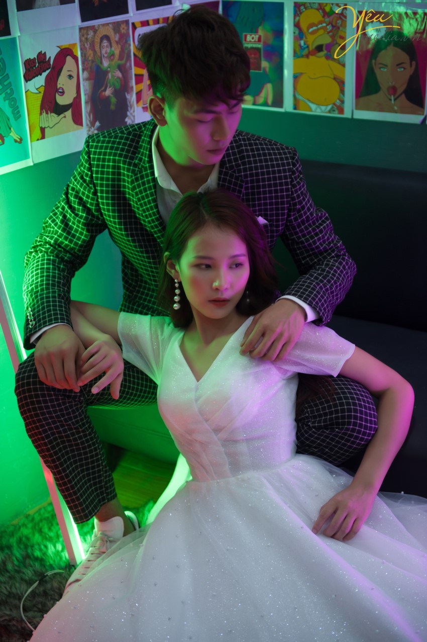 Tuấn Tú Studio là 1 phim trường mini trong nhà mang phong cách Hoàng gia, diện tích hơn 200m2, hiện là 1 trong những phim trường mini hot và độc đáo nhất tại Hà Nội với rất nhiều những concept chụp độc đáo, mới lạ.
