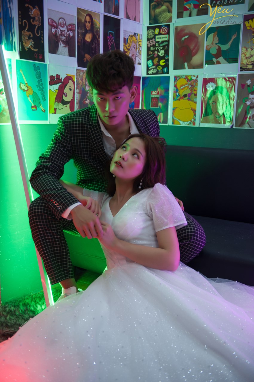 Tuấn Tú Studio là 1 phim trường mini trong nhà mang phong cách Hoàng gia, diện tích hơn 200m2, hiện là 1 trong những phim trường mini hot và độc đáo nhất tại Hà Nội với rất nhiều những concept chụp độc đáo, mới lạ.