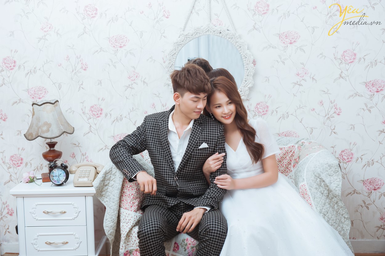 Tuấn Tú Studio là 1 phim trường mini trong nhà mang phong cách Hoàng gia, diện tích hơn 200m2, hiện là 1 trong những phim trường mini hot và độc đáo nhất tại Hà Nội với rất nhiều những concept chụp độc đáo, mới lạ.