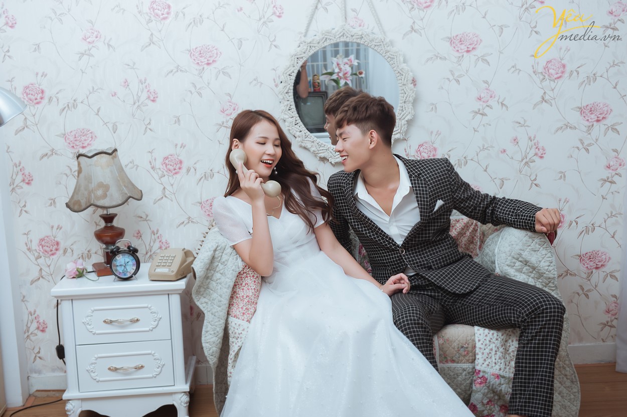 Tuấn Tú Studio là 1 phim trường mini trong nhà mang phong cách Hoàng gia, diện tích hơn 200m2, hiện là 1 trong những phim trường mini hot và độc đáo nhất tại Hà Nội với rất nhiều những concept chụp độc đáo, mới lạ.