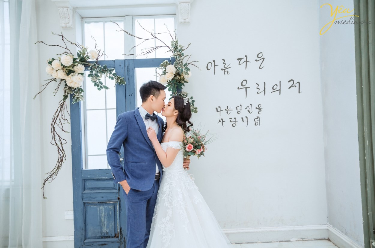 Chụp ảnh cưới ở Thảo Nguyên Hoa sẽ giúp bạn có những bức hình đa màu sắc.