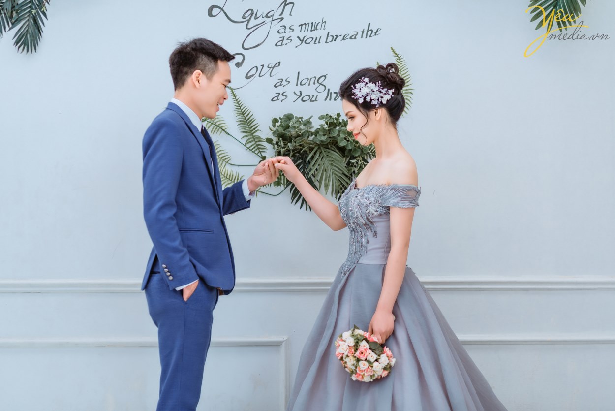 Thảo nguyên hoa Long Biên là một phim trường chụp ảnh cưới ngập tràn hoa cùng không gian mới mẻ, nhiều màu sắc mà Yêu Media muốn ...