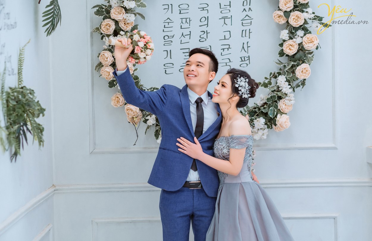 Thảo nguyên hoa Long Biên là một phim trường chụp ảnh cưới ngập tràn hoa cùng không gian mới mẻ, nhiều màu sắc mà Yêu Media muốn ...