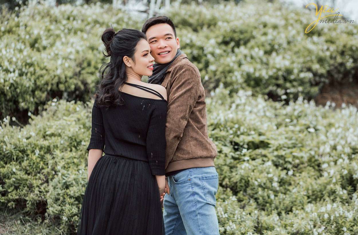 Thảo nguyên hoa tuyệt đẹp để chụp ảnh cưới giữa Hà Nội -