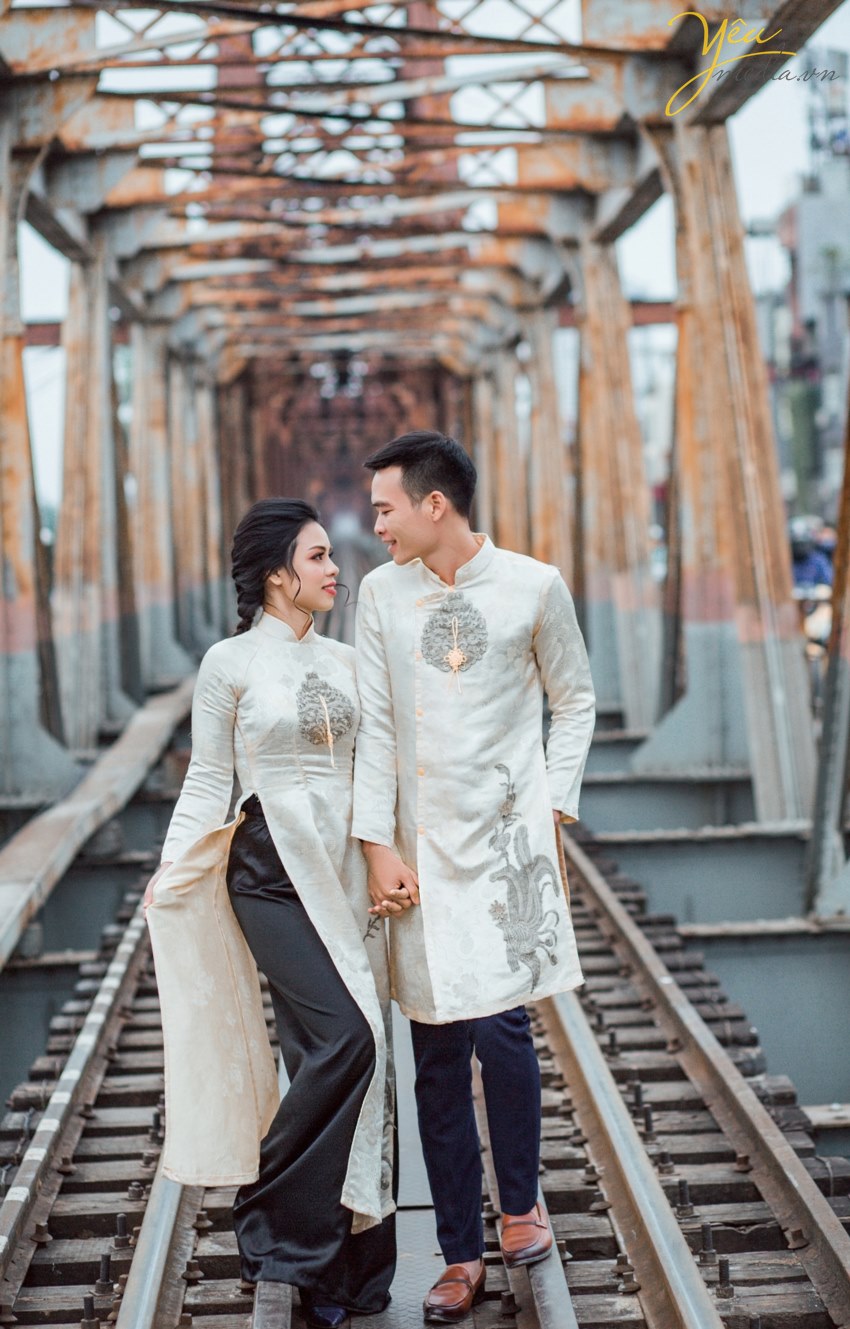 Chụp ảnh cưới ở cầu Long Biên Ở Hà Nội có một địa điểm vừa cổ kính vừa nên thơ, nơi lưu dấu hạnh phúc của các cặp đôi trong trang phục ngày cưới.