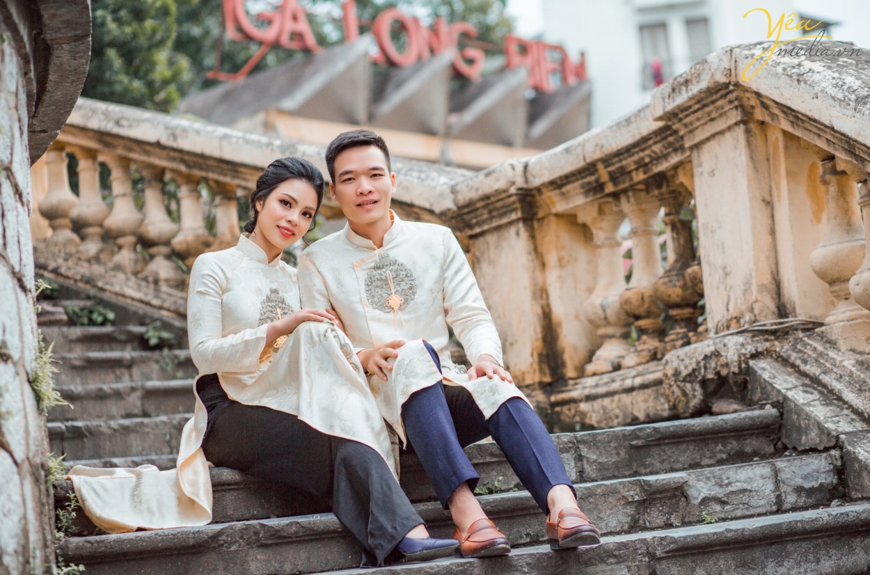 Chụp ảnh áo dài tại cầu Long Biên luôn là lựa chọn hàng đầu của các nhiếp ảnh gia cũng như các bạn trẻ. Khung cảnh cổ kính của cây cầu trăm năm tuổi