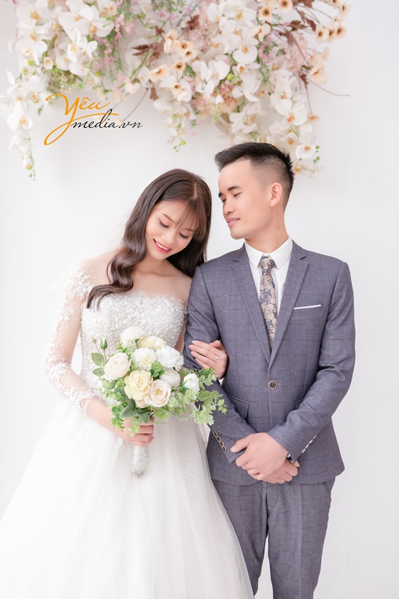 Bộ ảnh cưới chụp tại phim trường và ga tàu điện của cặp đôi sĩ tuấn - lê thành
