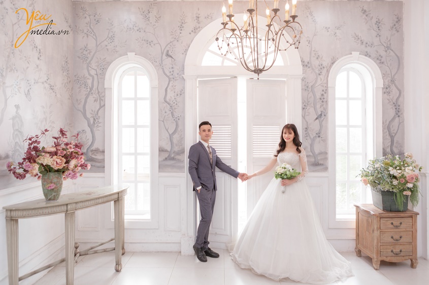 Bộ ảnh cưới chụp tại phim trường và ga tàu điện của cặp đôi sĩ tuấn - lê thành