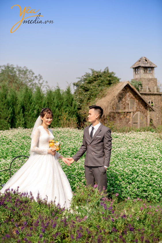 Bộ ảnh cưới chụp tại phim trường và ga tàu điện của cặp đôi sĩ tuấn - lê thành