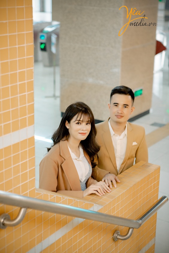 Bộ ảnh cưới chụp tại phim trường và ga tàu điện của cặp đôi sĩ tuấn - lê thành