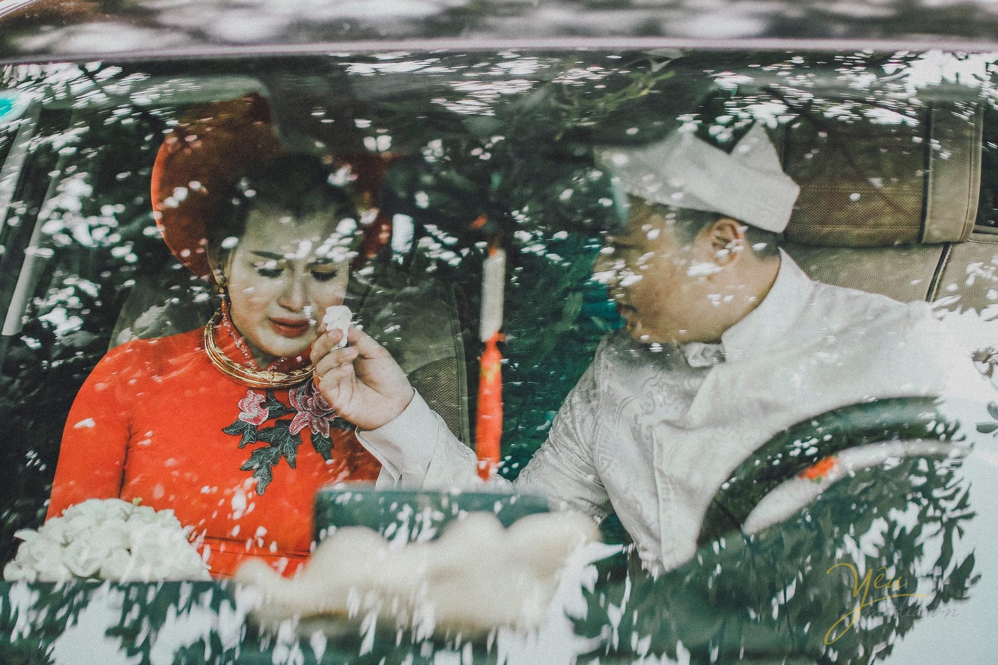 chú rể lau nước mắt cho cô dâu