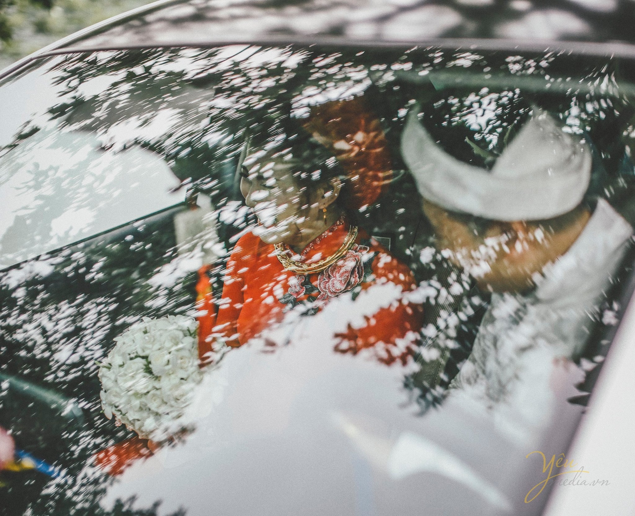 ảnh chụp cô dâu chú rể ngồi xe đưa dâu tình cảm