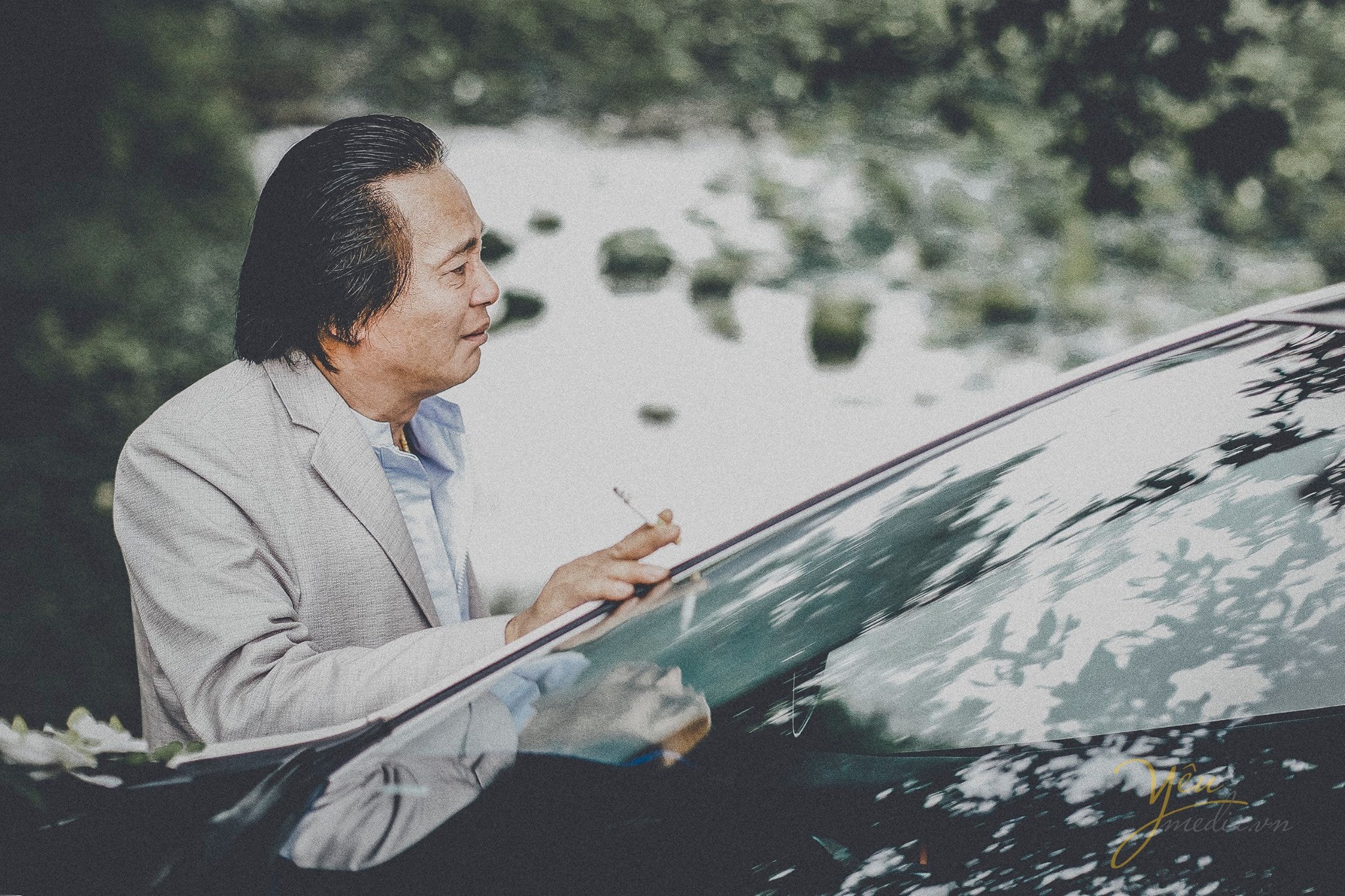 bố cô dâu xúc động nghẹn ngào đứng cạnh xe dâu hút thuốc lá