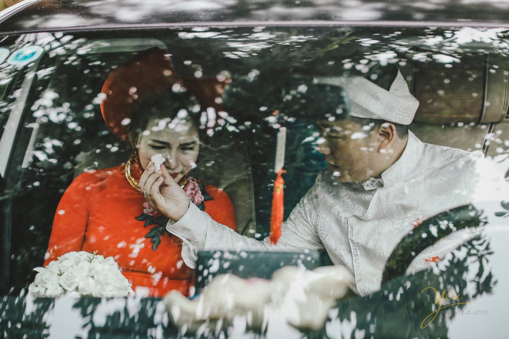 chú rể lau nước mắt cho cô dâu trong xe đón dâu