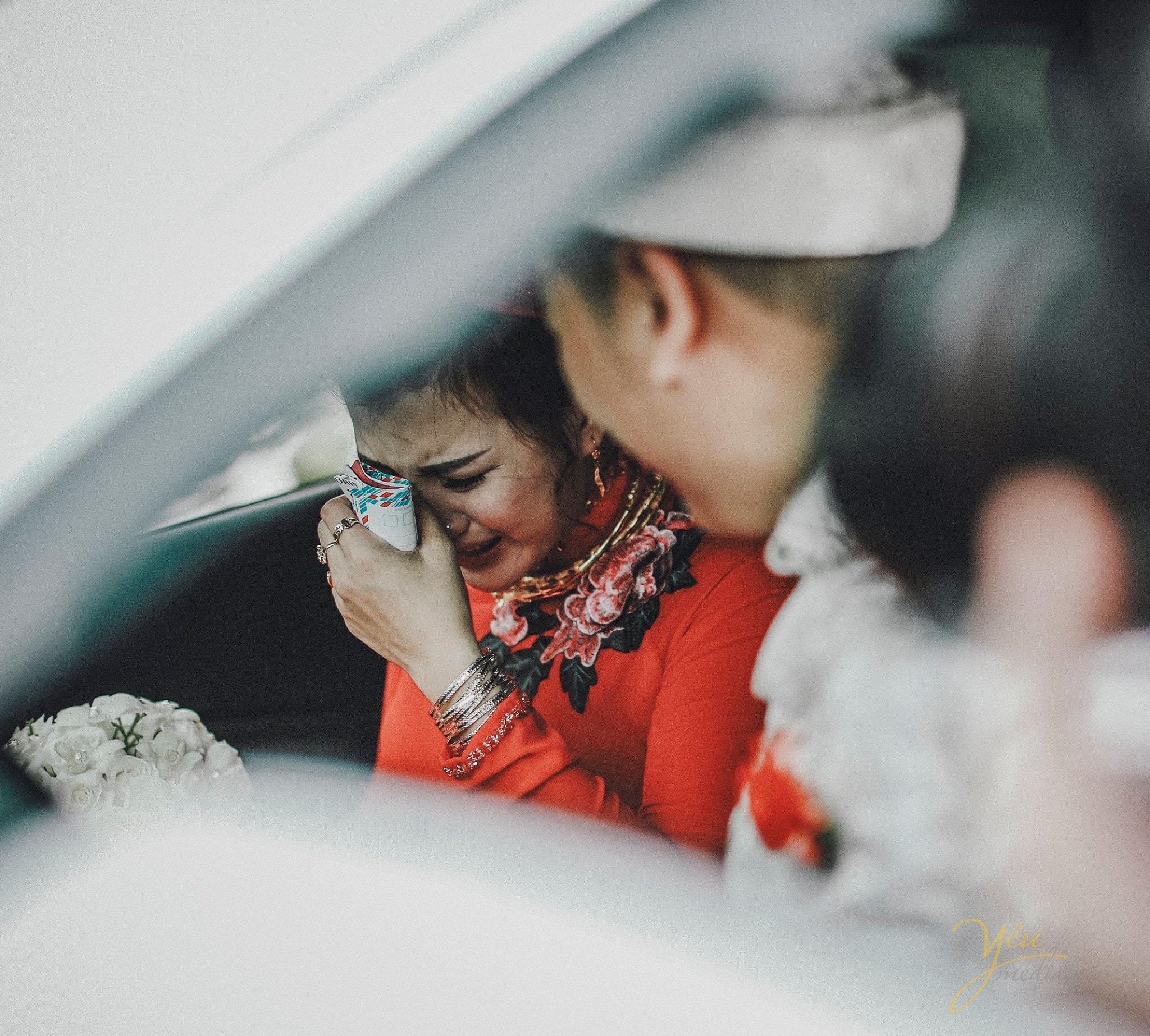 chú rể dỗ dành an ủi cô dâu