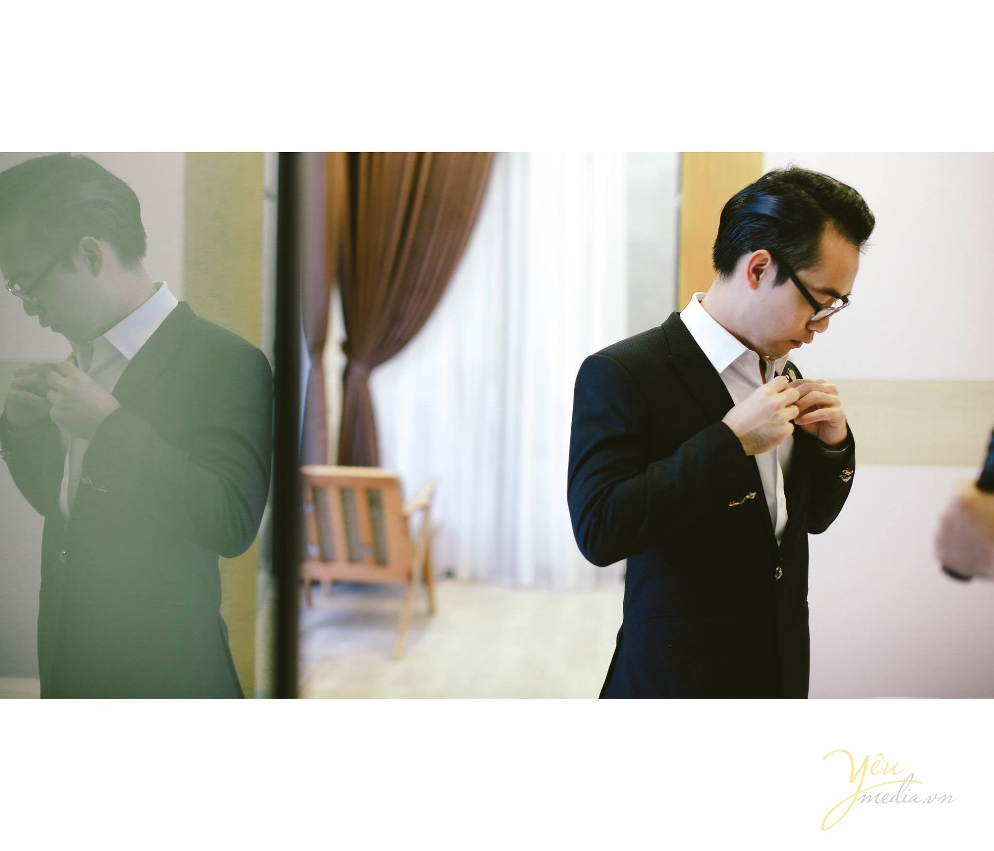 chú rể chỉnh lại vest trước khi đi đón dâu