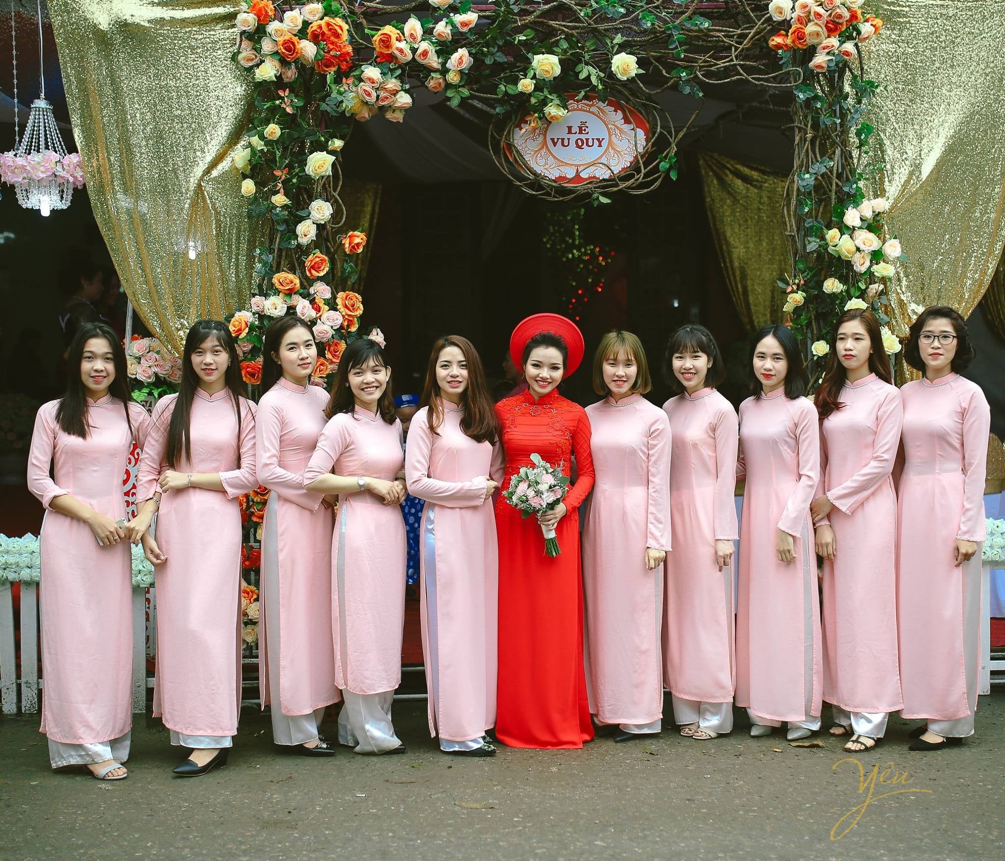 cô dâu đứng chụp ảnh cùng dàn phù dâu
