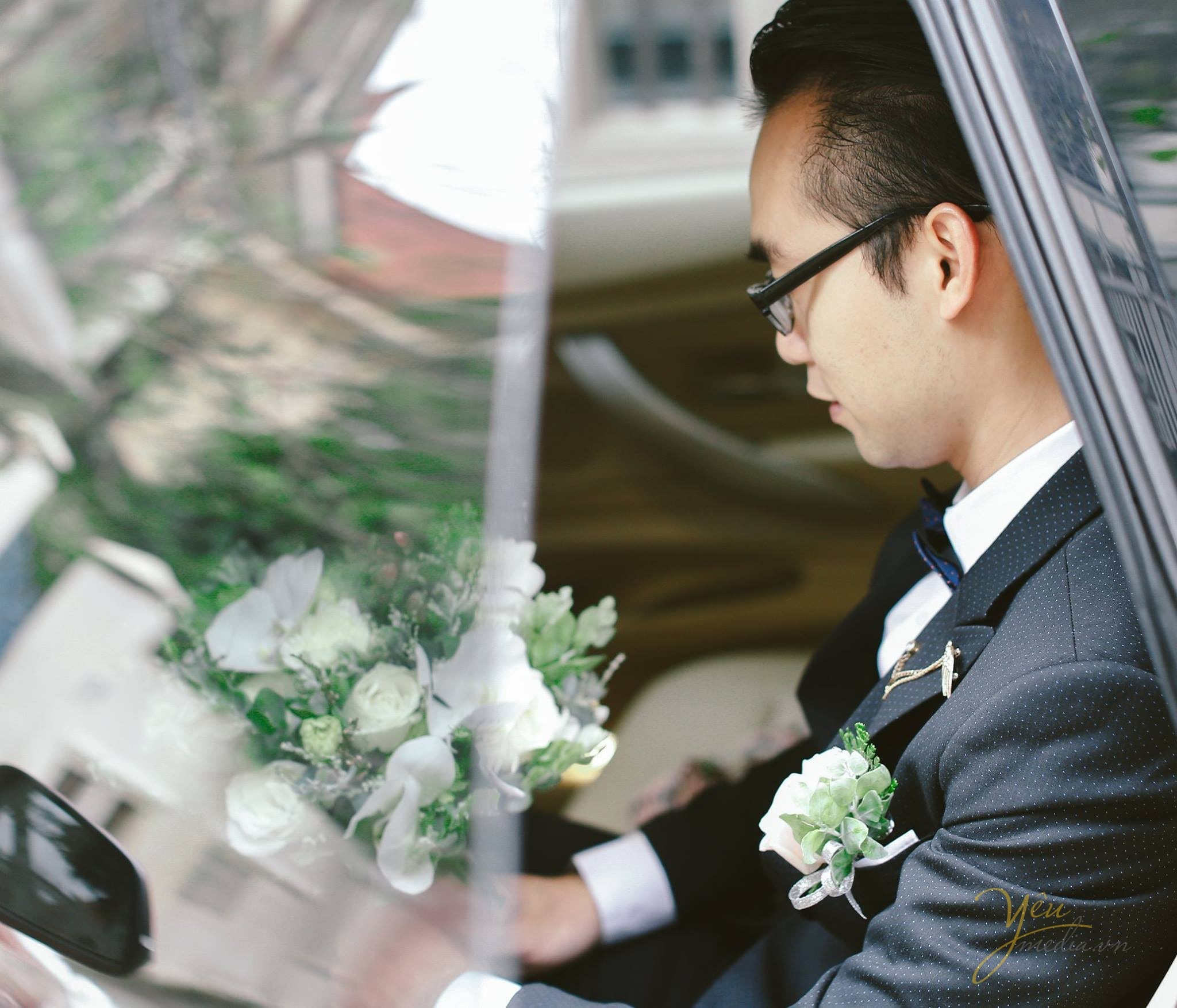 chú rể ngồi cầm hoa trong xe đón đón dâu