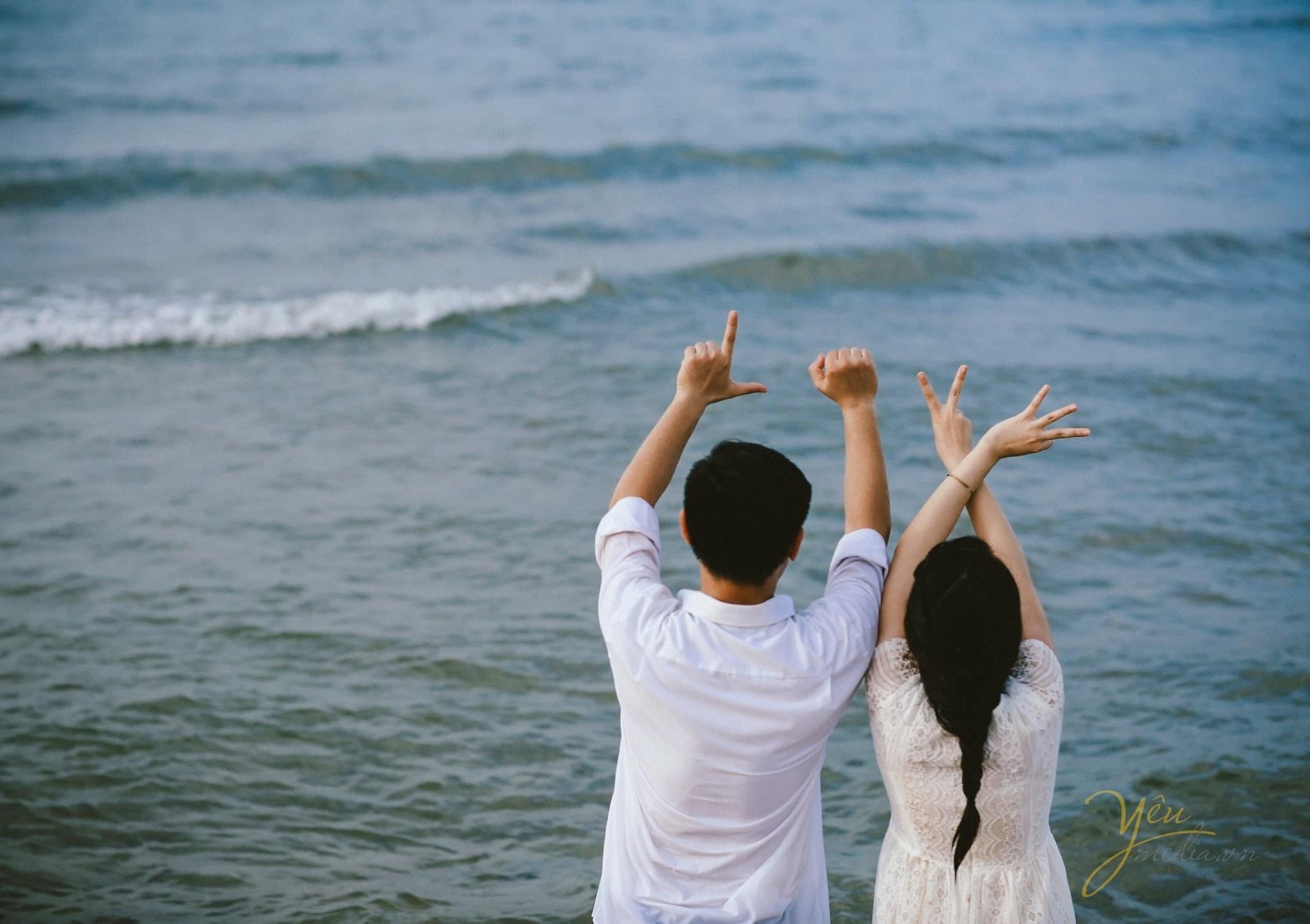 ảnh chụp phía sau lưng cô dâu chú rể