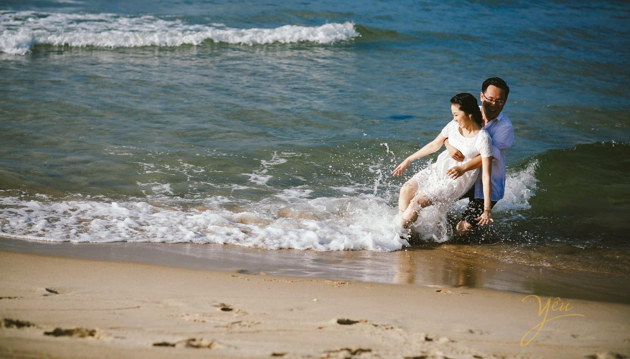 cô dâu chú rể nô đùa trên biển