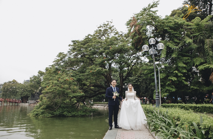 Bộ ảnh cưới phong cách tự nhiên chụp trong nội thành Hà Nội