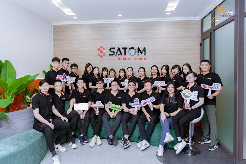 Bộ ảnh chụp cá nhân và tập thể nhân viên công ty Satom đầy sự trẻ trung và nhiệt huyết của tuổi trẻ