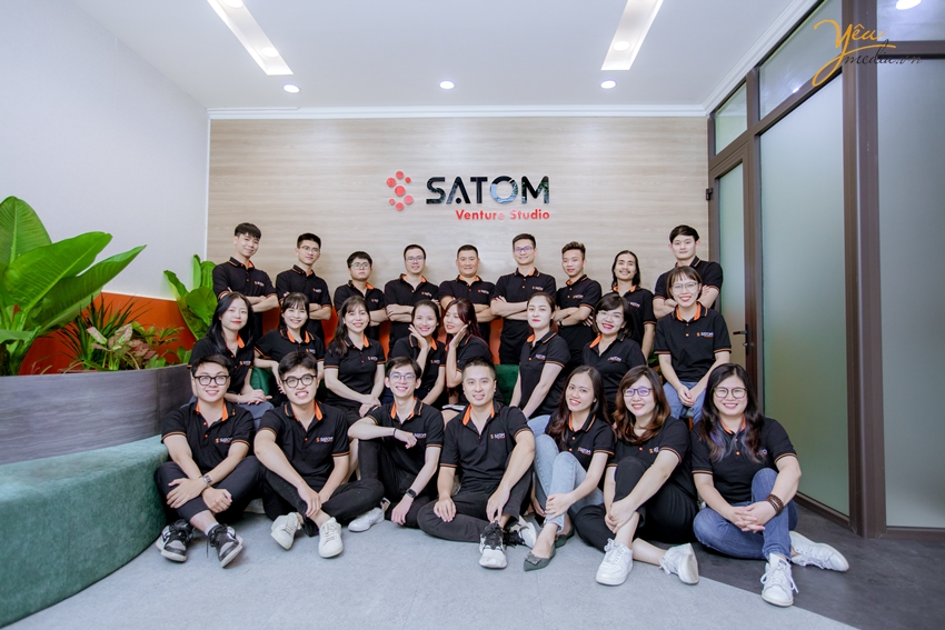 Bộ ảnh chụp cá nhân và tập thể nhân viên công ty Satom đầy sự trẻ trung và nhiệt huyết của tuổi trẻ