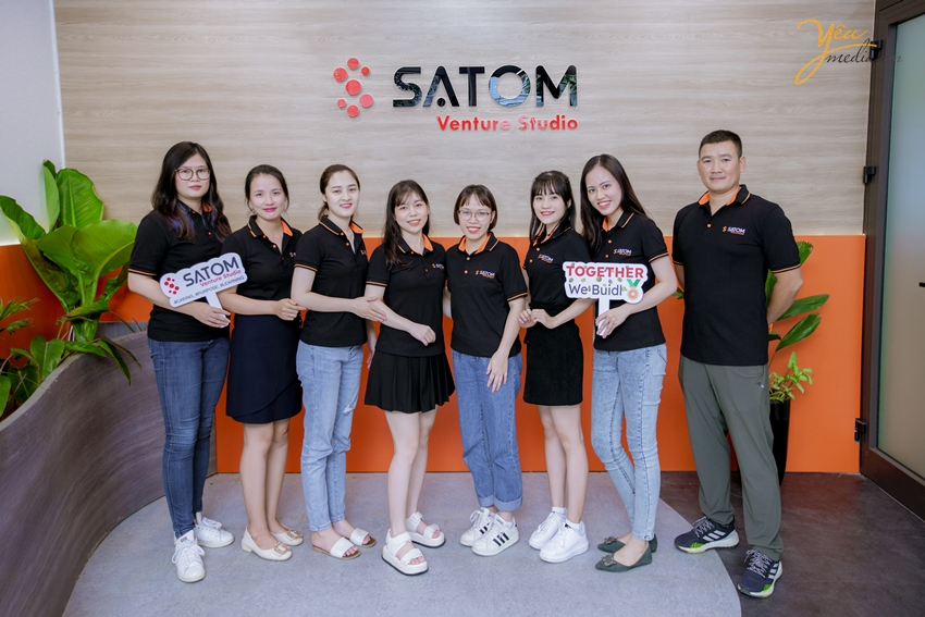 Bộ ảnh chụp cá nhân và tập thể nhân viên công ty Satom đầy sự trẻ trung và nhiệt huyết của tuổi trẻ