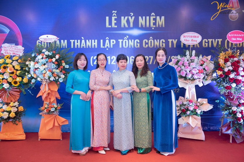 Ảnh chụp sự kiện và livestream lễ kỷ niệm của công ty