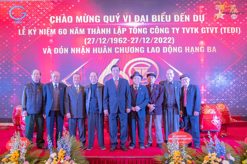 Ảnh chụp sự kiện và livestream lễ kỷ niệm của công ty