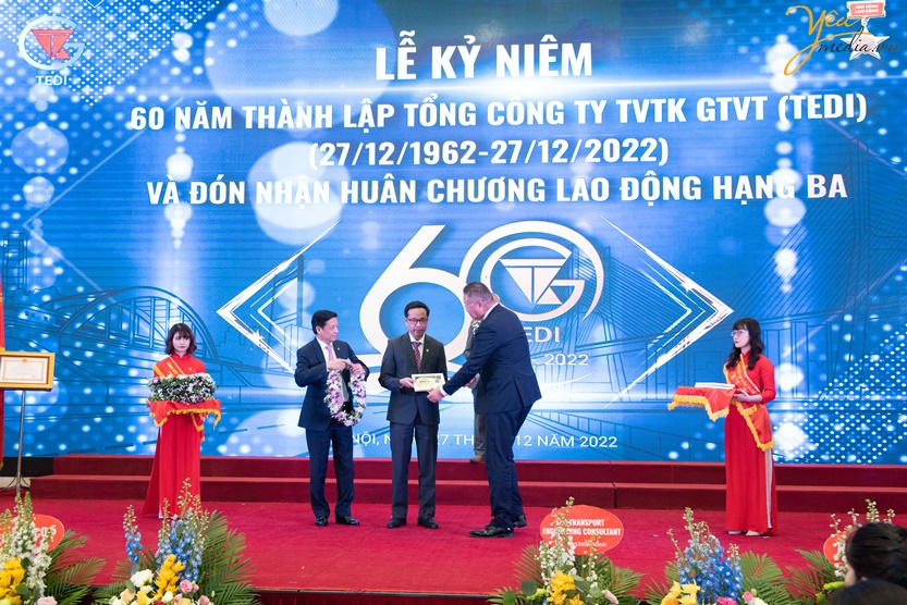 Ảnh chụp sự kiện và livestream lễ kỷ niệm của công ty