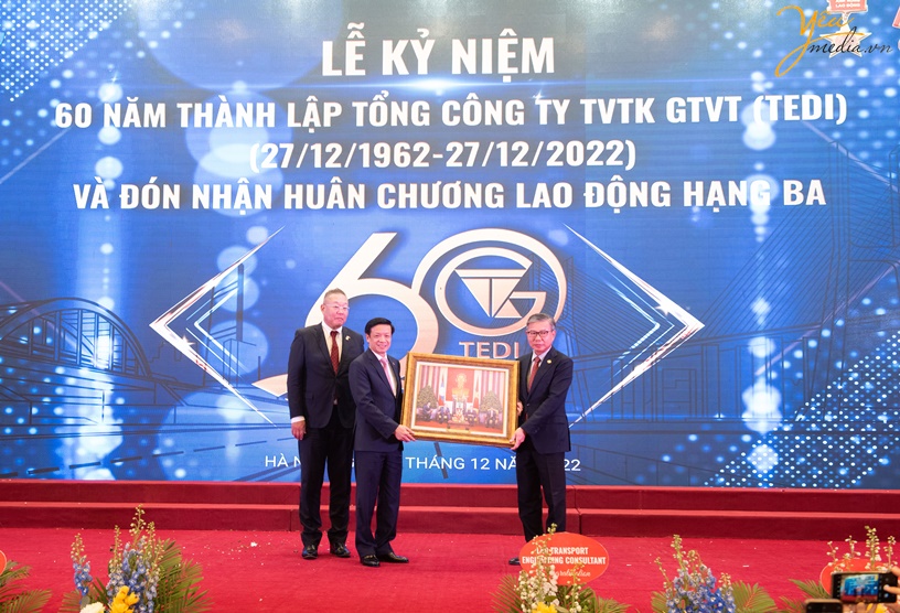 Ảnh chụp sự kiện và livestream lễ kỷ niệm của công ty