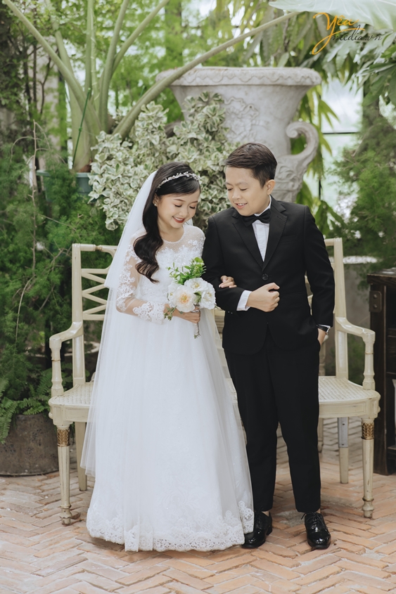 Bộ ảnh siêu dễ thương của cặp đôi người tí hon Việt Thắng - Mai Sương