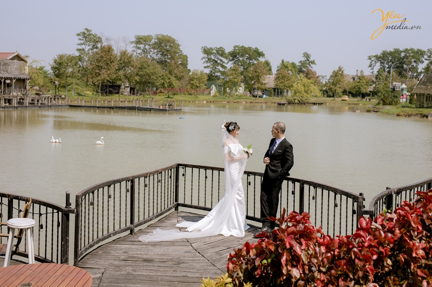 Bộ ảnh cưới chụp tại phim trường miền đông nước Anh của cặp đôi Hùng Cường - Yến Chiêu