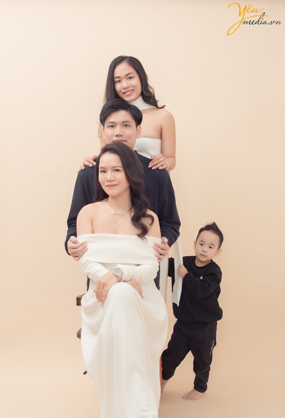 Bộ ảnh gia đình 4 mẹ con phong cách Hàn Quốc
