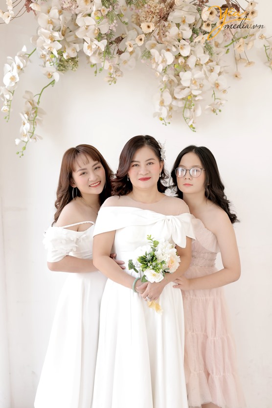 Bộ ảnh chụp tại phim trường của gia đình cô Hương