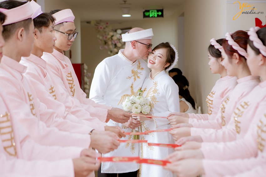 Nhìn lại hình ảnh lễ ăn hỏi của cô dâu Phương Thảo - chú rể Mark Lindeman.