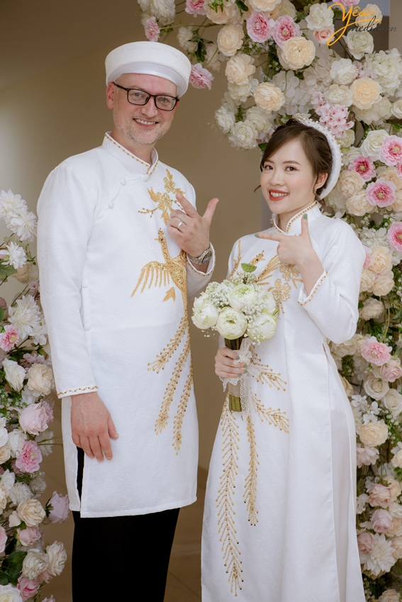 Nhìn lại hình ảnh lễ ăn hỏi của cô dâu Phương Thảo - chú rể Mark Lindeman.