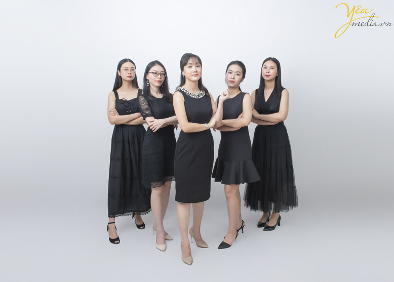 Ảnh chụp profile của team Rudicaf trong studio