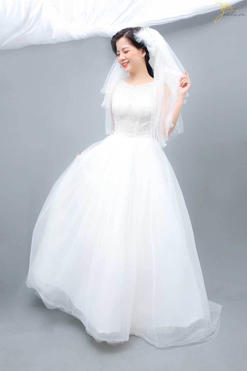 Với thiết kế nhẹ nhàng, chất liệu mềm mại, váy cưới Lavy dễ dàng sử dụng trong nhiều hoàn cảnh: đi chụp ảnh cưới, trang phục trong ngày cưới,.. Phong cách trang điểm nhẹ nhàng, với phụ kiện voan cài tóc làm tăng sự dịu dàng, nhẹ nhàng cho cô dâu xinh xắn. Chiếc váy được thiết kế ấn tượng với những họa tiết tinh tế, ti mỉ giúp người mặc thêm phần nổi bật và ấn tượng.
