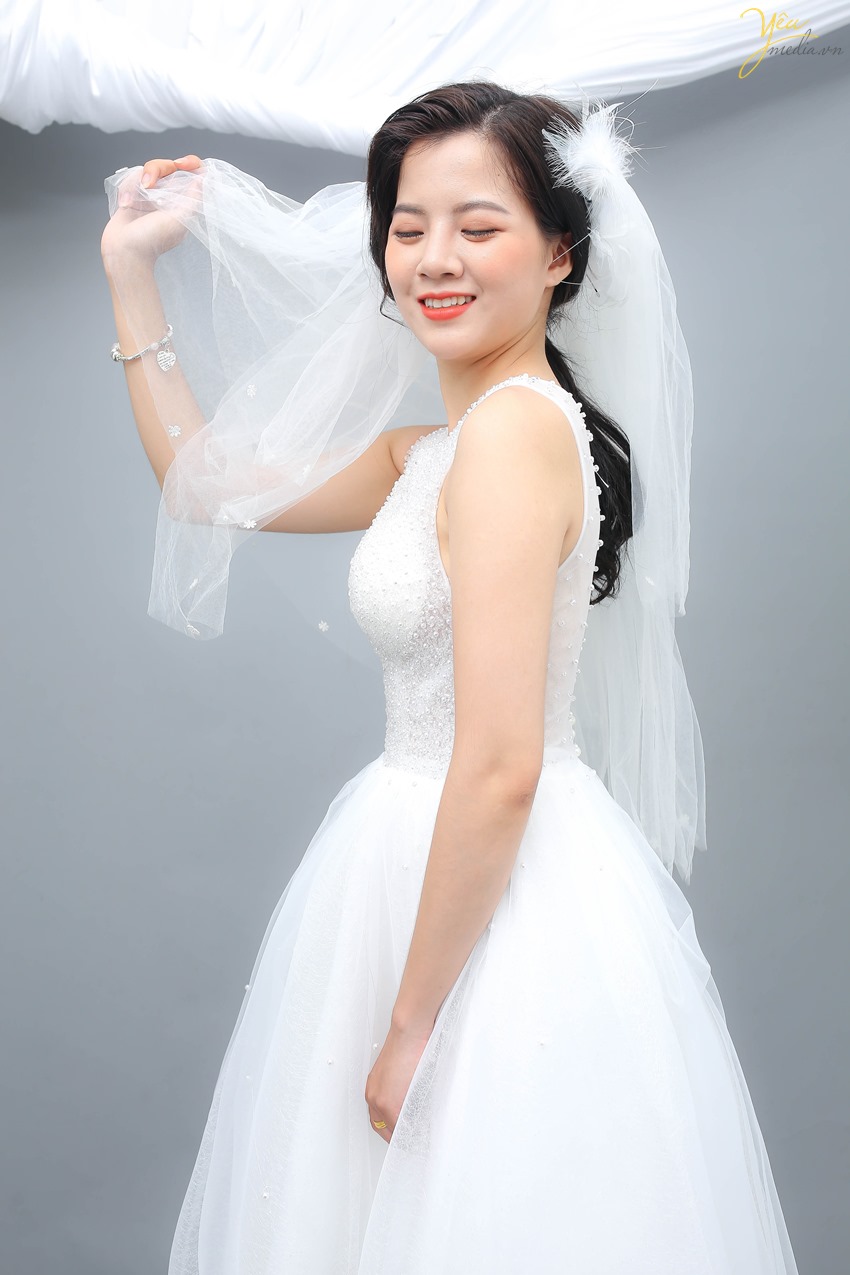 Với thiết kế nhẹ nhàng, chất liệu mềm mại, váy cưới Lavy dễ dàng sử dụng trong nhiều hoàn cảnh: đi chụp ảnh cưới, trang phục trong ngày cưới,.. Phong cách trang điểm nhẹ nhàng, với phụ kiện voan cài tóc làm tăng sự dịu dàng, nhẹ nhàng cho cô dâu xinh xắn. Chiếc váy được thiết kế ấn tượng với những họa tiết tinh tế, ti mỉ giúp người mặc thêm phần nổi bật và ấn tượng.