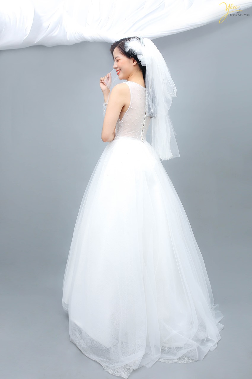Với thiết kế nhẹ nhàng, chất liệu mềm mại, váy cưới Lavy dễ dàng sử dụng trong nhiều hoàn cảnh: đi chụp ảnh cưới, trang phục trong ngày cưới,.. Phong cách trang điểm nhẹ nhàng, với phụ kiện voan cài tóc làm tăng sự dịu dàng, nhẹ nhàng cho cô dâu xinh xắn. Chiếc váy được thiết kế ấn tượng với những họa tiết tinh tế, ti mỉ giúp người mặc thêm phần nổi bật và ấn tượng.