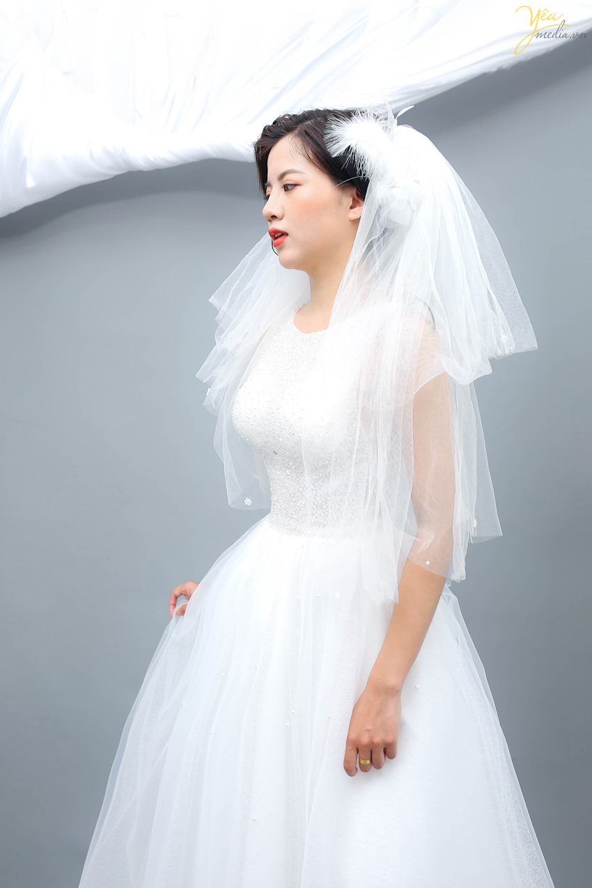 Với thiết kế nhẹ nhàng, chất liệu mềm mại, váy cưới Lavy dễ dàng sử dụng trong nhiều hoàn cảnh: đi chụp ảnh cưới, trang phục trong ngày cưới,.. Phong cách trang điểm nhẹ nhàng, với phụ kiện voan cài tóc làm tăng sự dịu dàng, nhẹ nhàng cho cô dâu xinh xắn. Chiếc váy được thiết kế ấn tượng với những họa tiết tinh tế, ti mỉ giúp người mặc thêm phần nổi bật và ấn tượng.