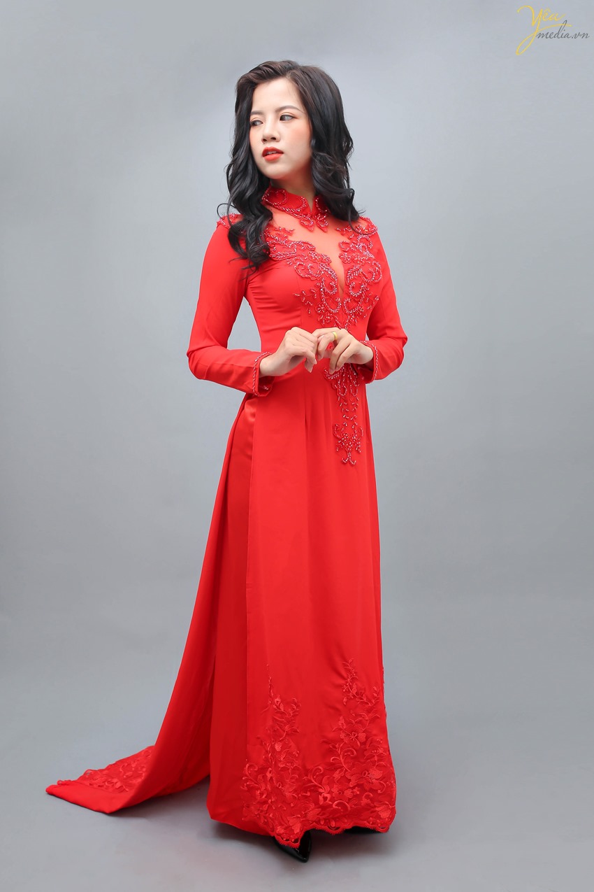 Đây là chiếc áo dài màu đỏ, có đính ngọc trai ở cổ áo và cổ tay. Với thiết kế phần ren ở cổ tạo nên nét quyến rũ thu hút người nhìn bởi nó tôn lên vẻ đẹp của người mặc. Đây là một mẫu áo dài được rất nhiều cô dâu yêu thích tại studio ảnh viện áo cưới Yêu media bởi sự đơn giản nhưng sang trọng.